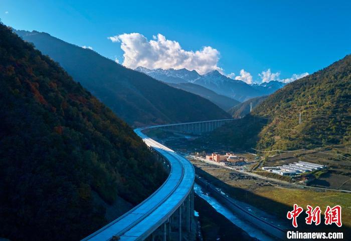 四川平武：九綿高速宛若一條玉帶點綴五彩斑斕的滿山彩林