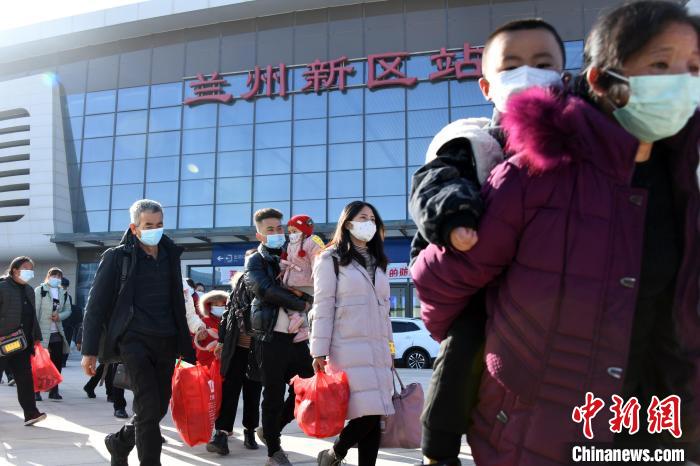 圖為搬遷民眾剛出火車站?！《P 攝