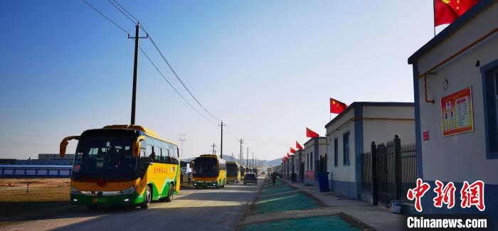 圖為搬遷民眾抵達(dá)安置區(qū)?！∥航ㄜ?攝