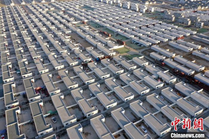 圖為蘭州新區(qū)移民安置區(qū)?！《P 攝