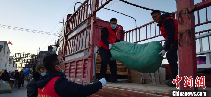 圖為志愿者幫忙搬運(yùn)家具等物資?！∥航ㄜ?攝