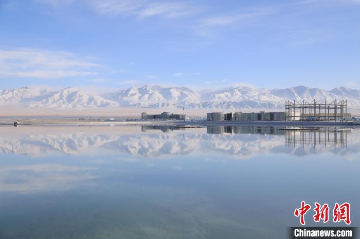 圖為鹽湖景色?！●R翔 攝