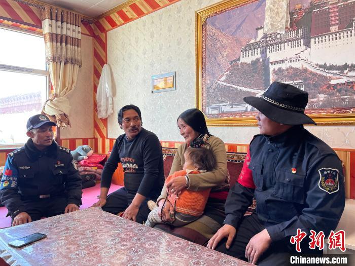 圖為派出所民警和義警入戶了解情況?！∑罾C娟 攝