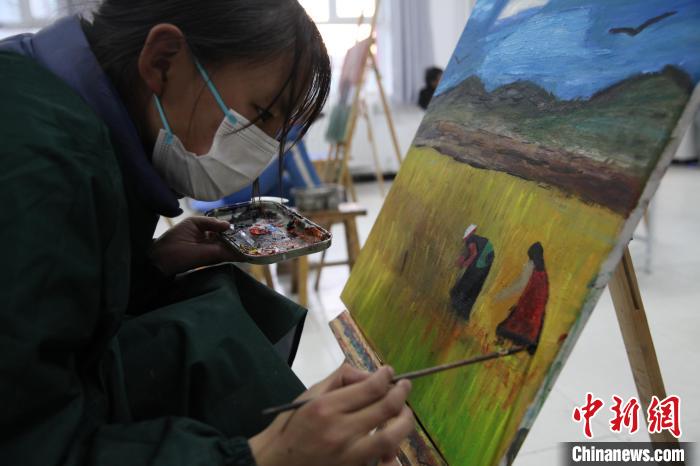 圖為學(xué)生跟著老師學(xué)習(xí)繪畫?！『F龍 攝