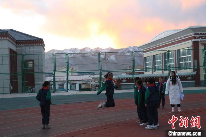 圖為學(xué)生們開展社團(tuán)活動(dòng)?！『F龍 攝