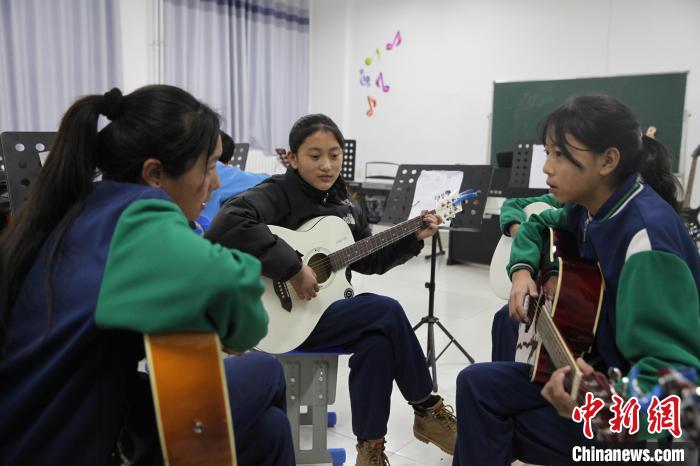 青?，斍撸簻p負(fù)不減質(zhì)“均衡發(fā)展”是教育關(guān)鍵詞