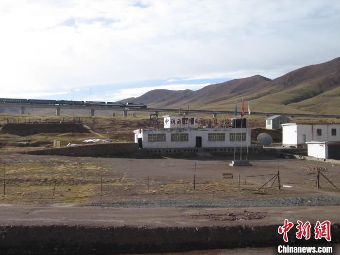圖為青藏鐵路通車后列車經(jīng)過(guò)中鐵西北院風(fēng)火山觀測(cè)站。(資料圖) 中鐵西北科學(xué)研究院供圖