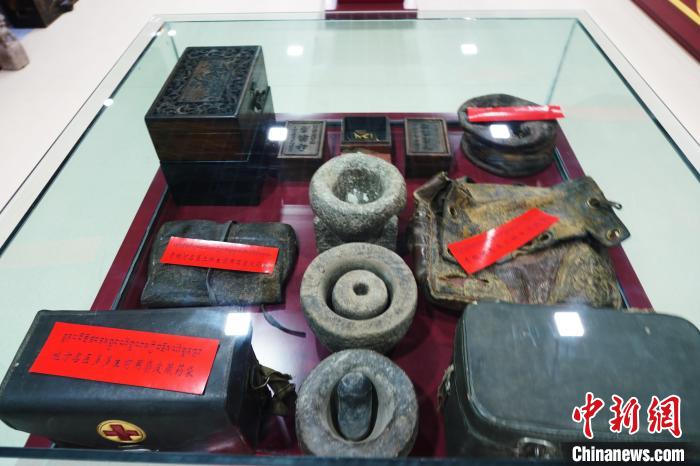 圖為藏醫(yī)傳統(tǒng)制藥石鍋石槽?！●R銘言 攝