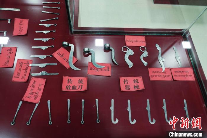 圖為藏醫(yī)古傳統(tǒng)醫(yī)療器械?！●R銘言 攝