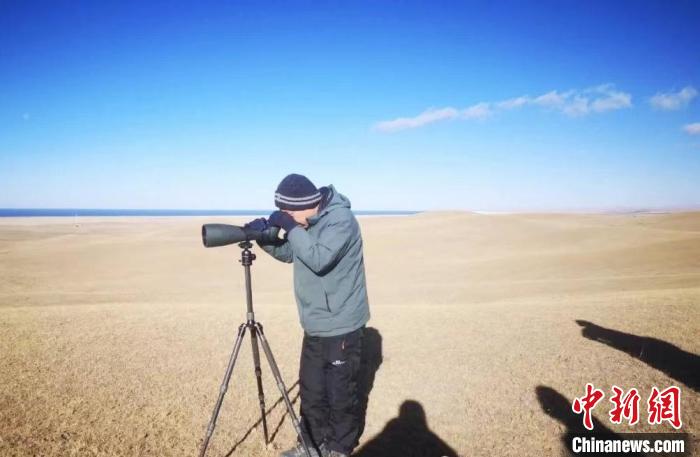 圖為工作人員正在進行監(jiān)測?！∏嗪：皡^(qū)保護利用管理局供圖