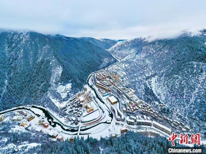 壤塘的雪后美景?！∪捞量h融媒體中心供圖