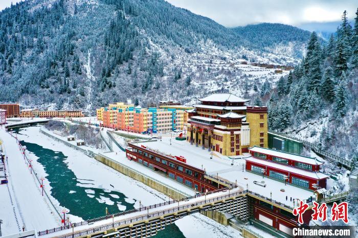 壤塘的雪后美景?！∪捞量h融媒體中心供圖