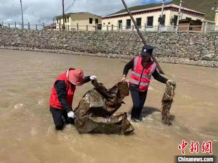 守護長江支流的青海“哈達義警”