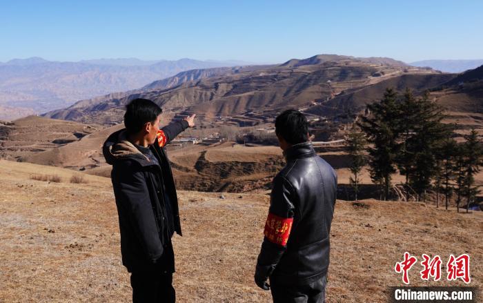 圖為桑杰加(左)和同事望向遠(yuǎn)方。　馬銘言 攝
