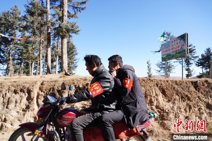 圖為同事騎摩托車載著桑杰加(后)前往林場?！●R銘言 攝