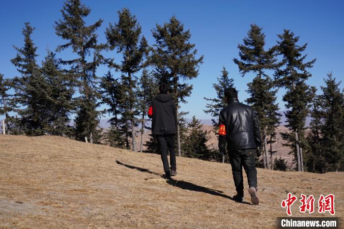 圖為桑杰加(左)和同事巡查林場。　馬銘言 攝