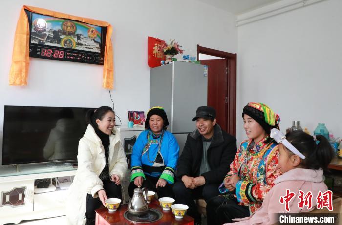 新家是兩層小樓房，一樓布置得充滿現代感，喝著藏式奶茶，一家人聊著今年春節(jié)怎么過?！《∷?攝