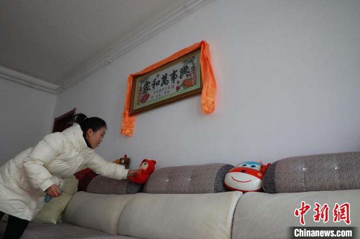 27日，春節(jié)將至，楊周馬草打掃房屋，拆洗沙發(fā)靠墊等?！《∷?攝