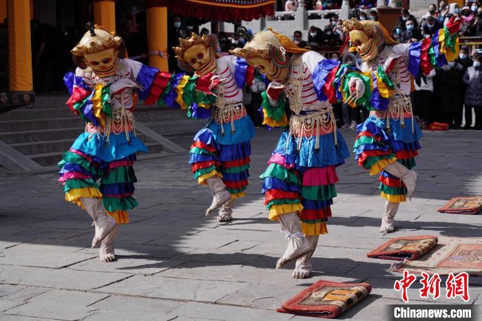 圖為塔爾寺僧侶進行“跳欠”儀式?！●R銘言 攝