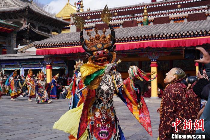 圖為塔爾寺僧侶進行“跳欠”儀式?！●R銘言 攝