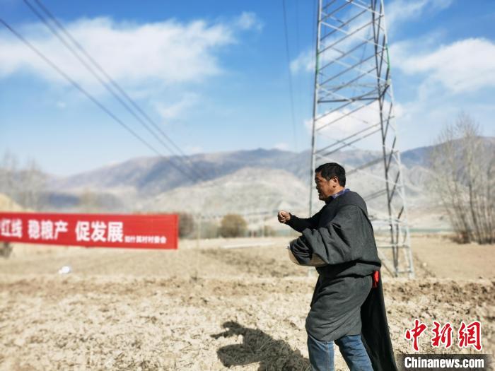 圖為藏族民眾撒種、施肥?！?zhí)砀?攝