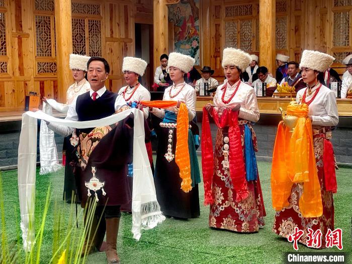 圖為“村晚”現(xiàn)場(chǎng)?！±钣穹?攝