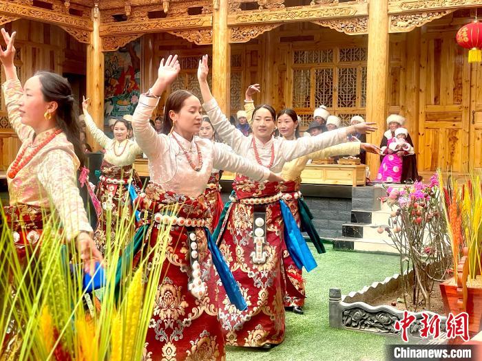 圖為藏族女性載歌載舞?！±钣穹?攝