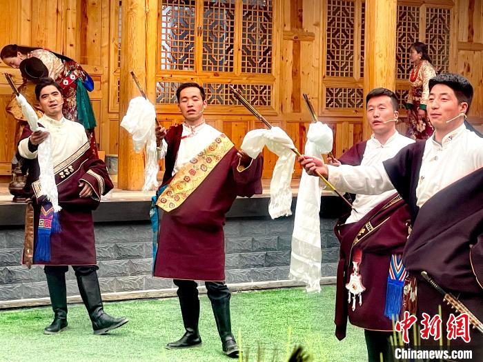 圖為藏族漢子表演節(jié)目?！±钣穹?攝