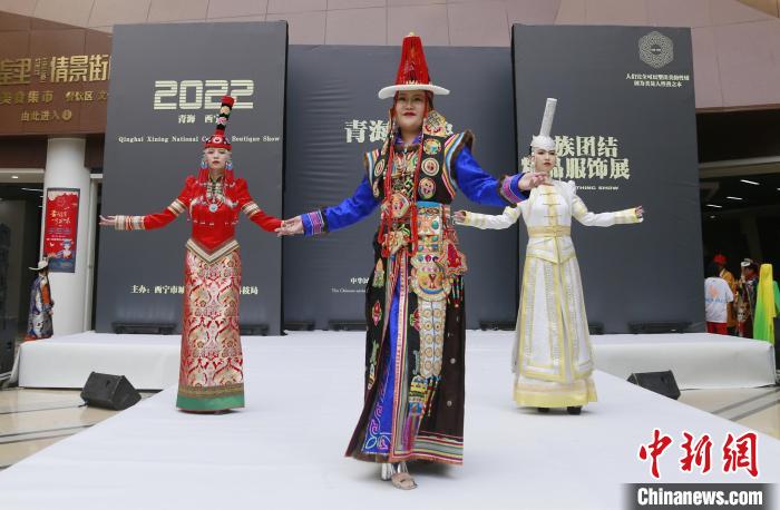 圖為模特展示蒙古族服飾?！●R銘言 攝