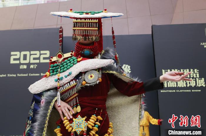 圖為模特展示藏族服飾。　馬銘言 攝