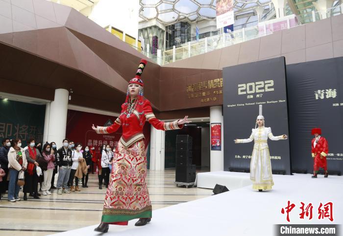 圖為模特身穿民族服飾進(jìn)行走秀?！●R銘言 攝