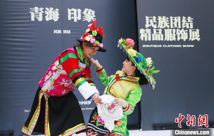 圖為模特身穿土族服飾進(jìn)行“土族刺繡”表演。　馬銘言 攝