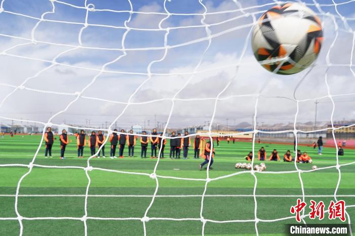 圖為孩子們進行射門訓練?！●R銘言 攝