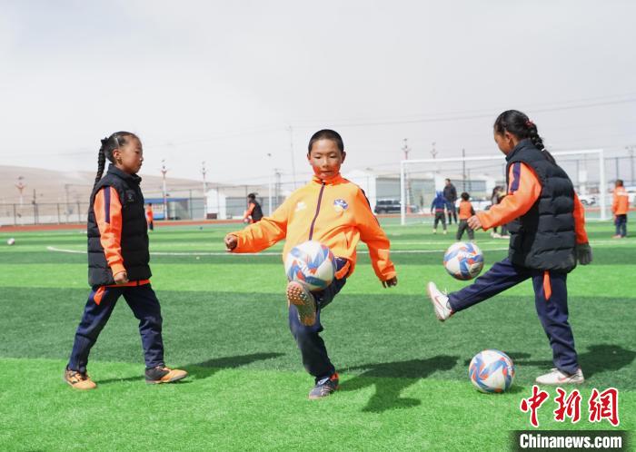 圖為孩子們進行顛球訓練?！●R銘言 攝