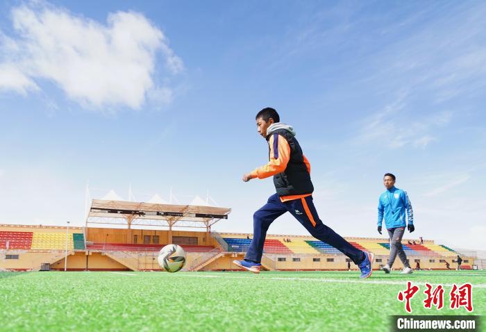 圖為一名男孩運球射門?！●R銘言 攝