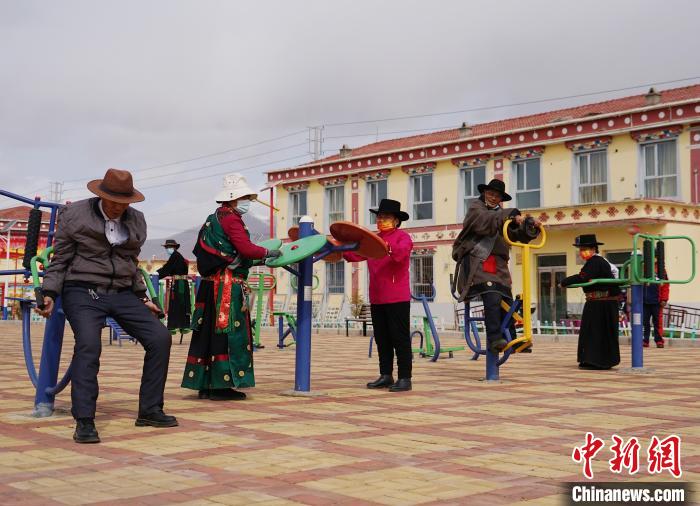 圖為老人們使用健身器材鍛煉身體?！●R銘言 攝