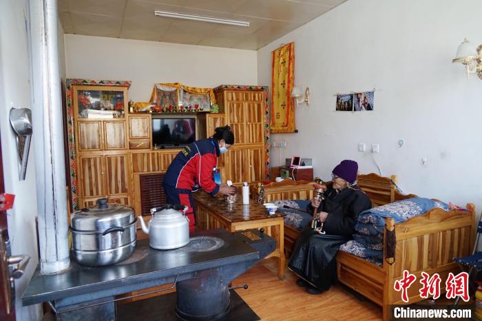 圖為敬老院護工為老人打掃屋內(nèi)衛(wèi)生。　馬銘言 攝