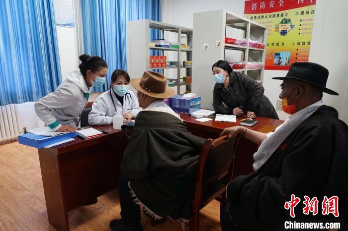 圖為骨科醫(yī)生為敬老院老人們進行集中檢查?！●R銘言 攝