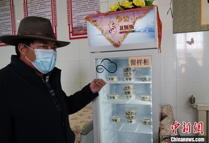 圖為敬老院院長德高介紹，老人們的三餐均有留樣記錄?！●R銘言 攝