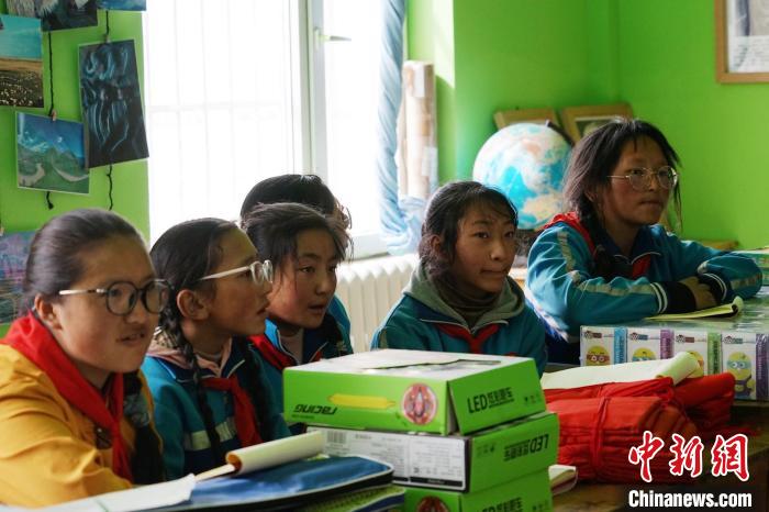 圖為學(xué)生正在認(rèn)真聽生態(tài)課?！●R銘言 攝