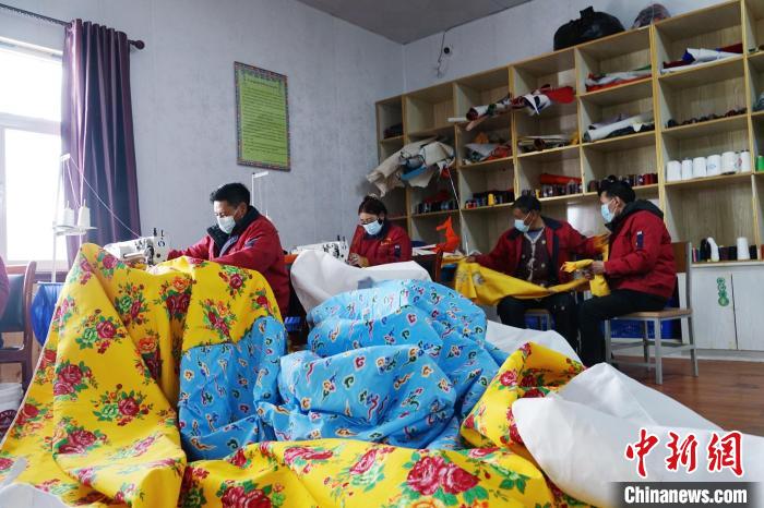 圖為工人們正在制作帳篷?！●R銘言 攝