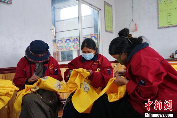 圖為工人正在制作哈達(dá)。　馬銘言 攝