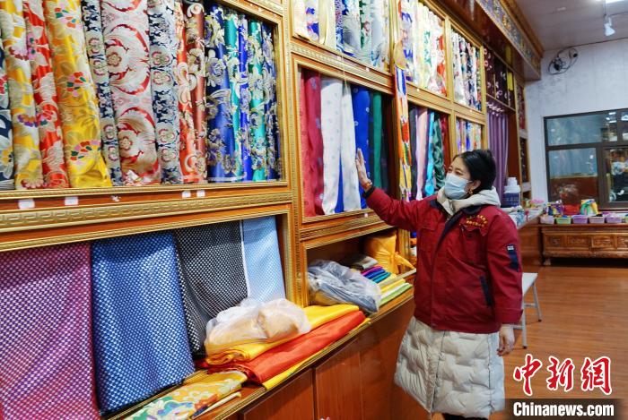 圖為員工清點(diǎn)布匹。　馬銘言 攝