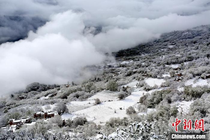 雪后的丹巴半山云霧繚繞?！±钣腊?攝