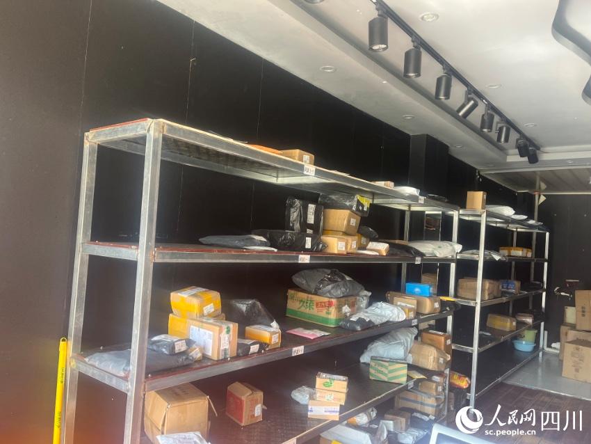 縣城自提點包裹。諸葛輝攝