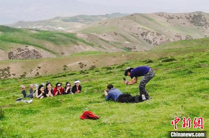 圖為民眾在草原留影?！⑿憔?　攝