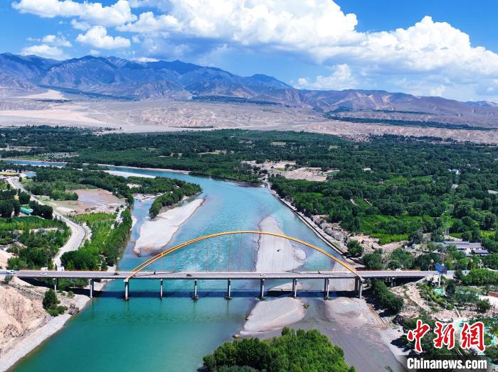 航拍貴德縣黃河岸畔綠意盎然。　馬銘言 攝