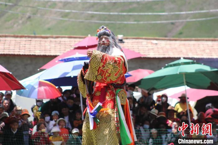 圖為觀眾們觀看表演?！“喱斂h文體旅游廣電局 供圖