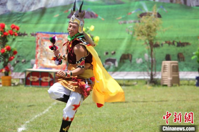 圖為演出人員表演現(xiàn)場?！“喱斂h文體旅游廣電局 供圖