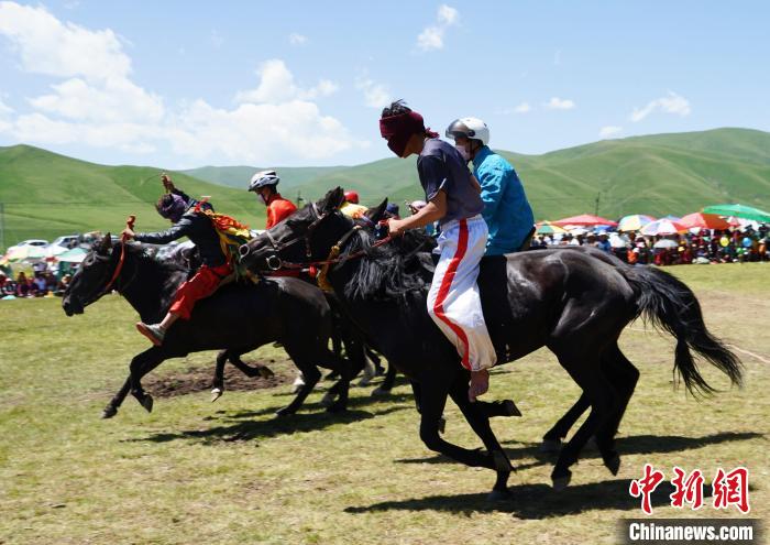 圖為選手進(jìn)行3000米賽馬比賽?！●R銘言 攝